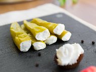 Рецепта Пълнени пресни зелени чушки с крема сирене и копър